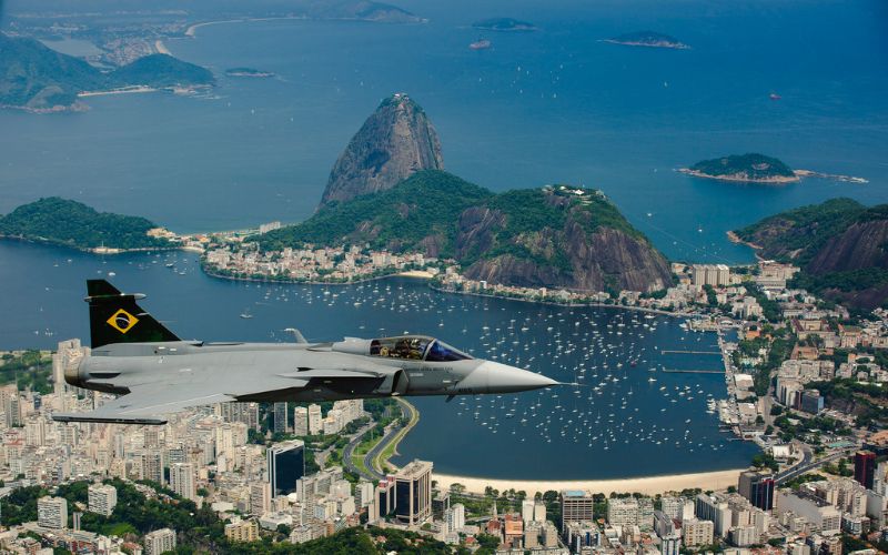 F39E Gripen da Força Aérea sobrevoando o Rio de Janeiro