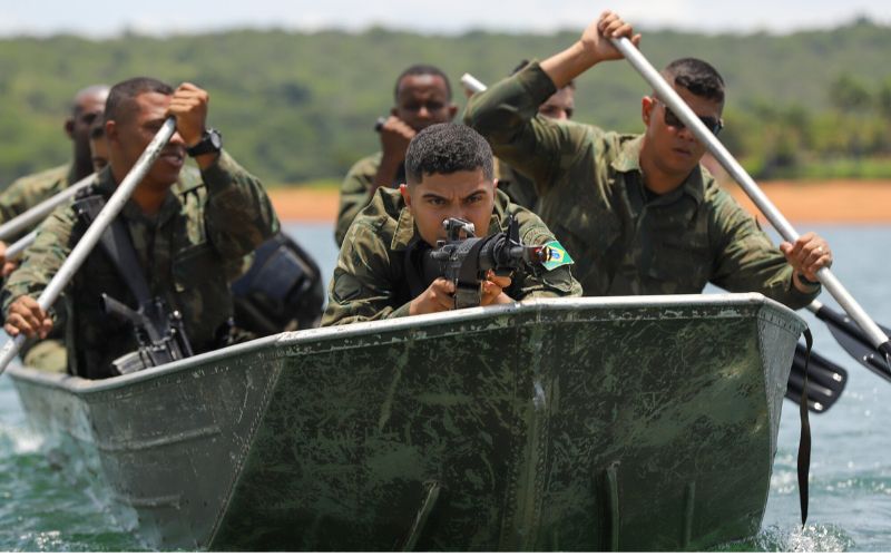 Militares da Marinha do Brasil em treinamento anfíbio