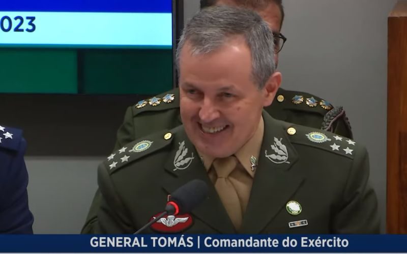 Comandante Do Exército Da Resposta Dura A Coronel Sobre Popularidade Da Força Entre A 0245