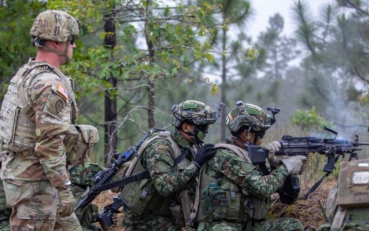 Militares Dos Estados Unidos E A Crescente Interação Com Soldados Sul ...