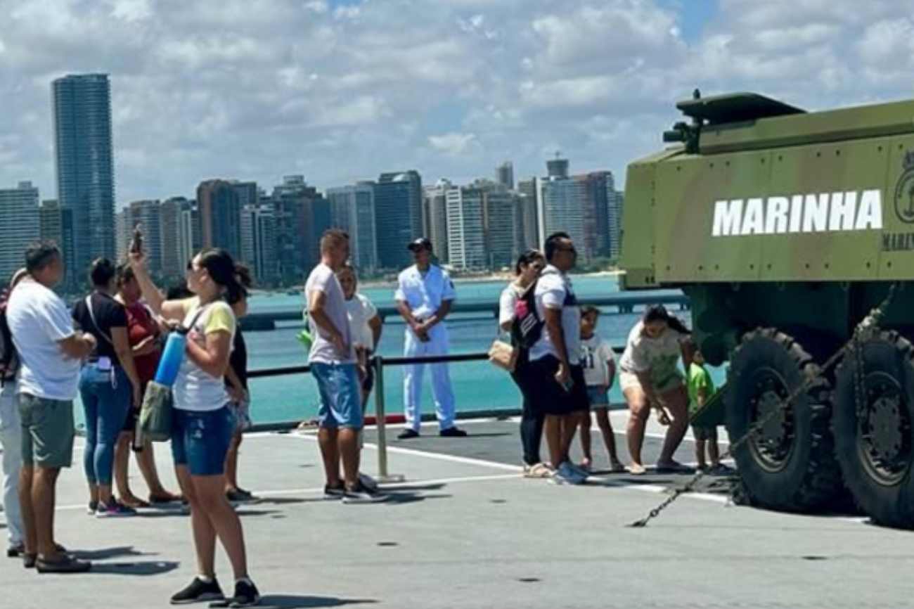 Marinha Festeja Popularidade: Milhares De Pessoas Visitam Os Navios ...