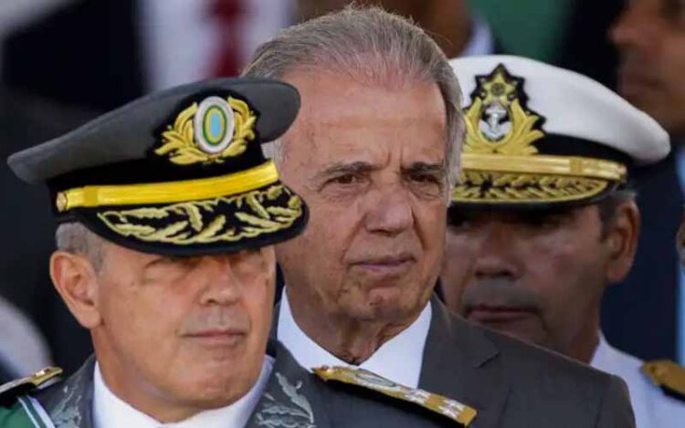 Ministro da Defesa entre os comandantes militares. Foto: Redes sociais