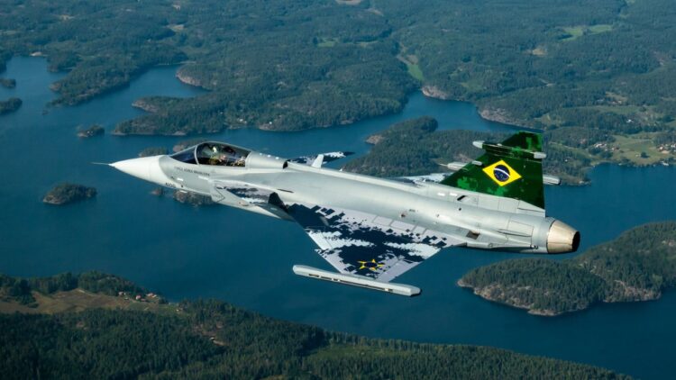 Conheça como a compra de F-16 fortalece a Argentina. O Brasil lidera com os Gripen F-39. Analise o poder aéreo na América Latina. Detalhes sobre capacidades militares