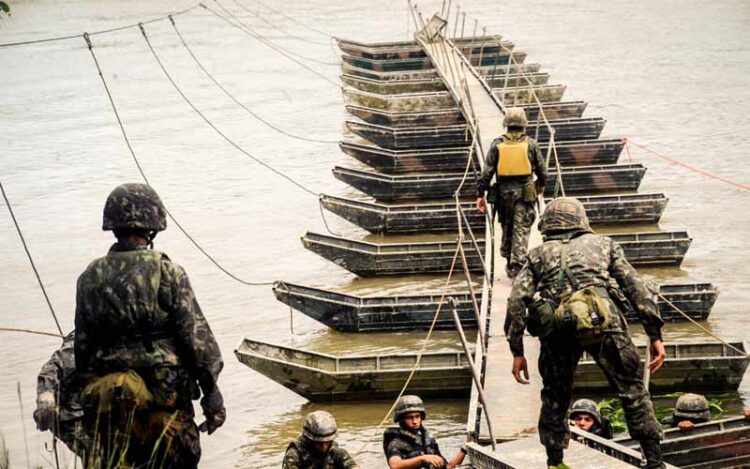 Militares construindo ponte provisória. Imagem: Exército Brasileiro