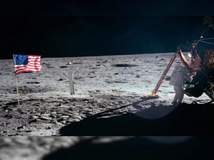 Astronauta Eugene Cernan da Apollo 17 planta uma bandeira americana na superfície lunar durante a última caminhada lunar em dezembro de 1972