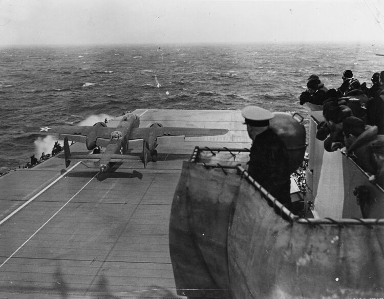 Jimmy Doolittle e seu B-25 Mitchell decolando do USS Hornet. Aeronave não foi projetada inicialmente para decolar de porta-aviões. - Foto: Divulgação / US Navy