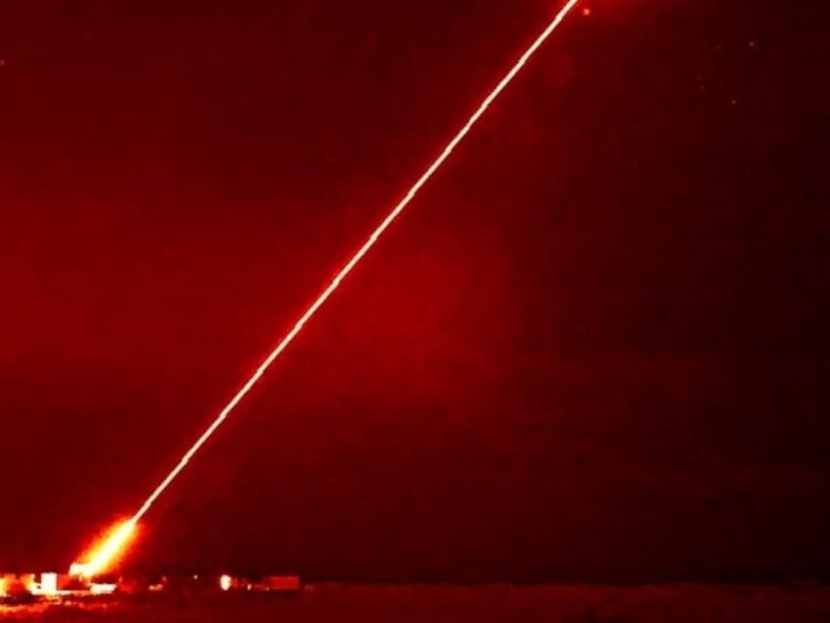 LASER DESTRUINDO DRONE