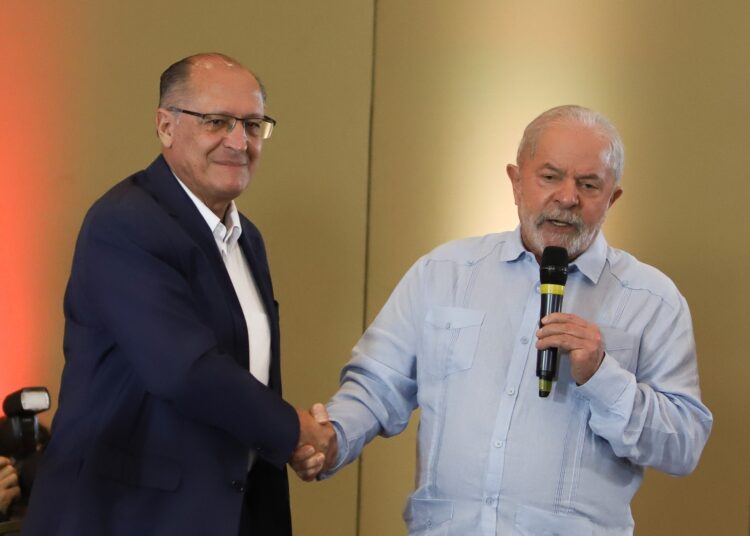 Presidente brasileiro Luiz Inácio Lula da Silvadiscursa enquanto o vice-presidente e ministro da Indústria e Comércio Geraldo Alckmin observa. Foto: Divulgação