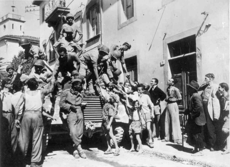 Soldados da FEB recebem saudações de moradores de Massarosa, Itália, em setembro de 1944. Foto: Divulgação / Exército Brasileiro / FEB
