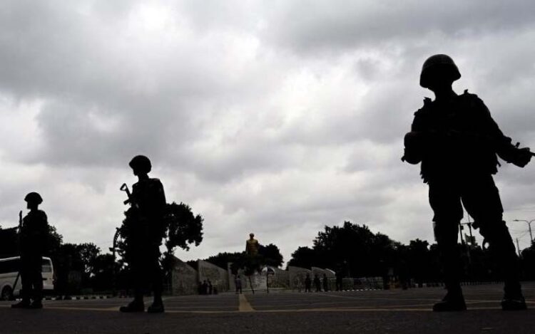 Soldados de Bangladesh monitoram ruas durante toque de recolher Imagem: Munir UZ ZAMAN / AFP