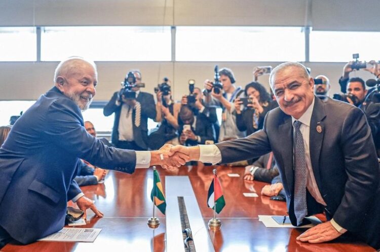 Presidente brasileiro Luís Inácio Lula da Silva e o primeiro-ministro da Autoridade Palestina, Mohammad Shtayyeh, durante encontro. Foto: Reprodução / Agência Brasil