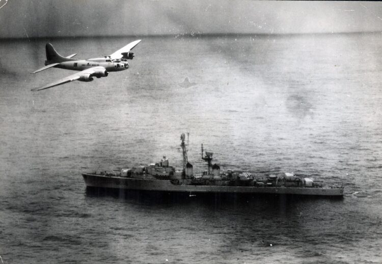 Boeing B-17 'Fortaleza Voadora' voando sobre o navio Tartu (D636) da Marinha Francesa em 1963. Consegue ler o emblema do avião? - Foto: Força Aérea Brasileira / Divulgação