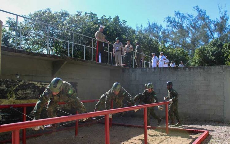 Militares da Marinha no momento de instrução na Pista de Liderança.    Imagem: Marinha do Brasil