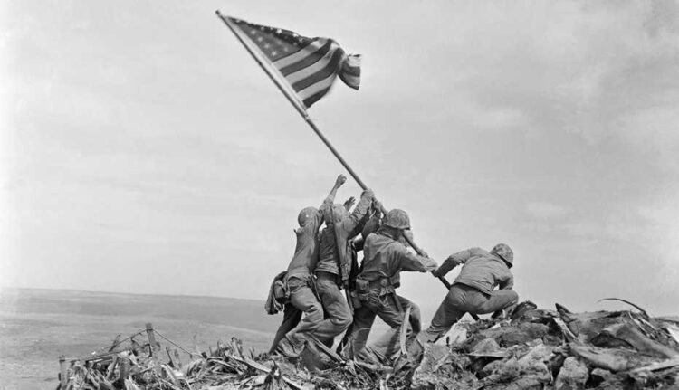 Fuzileiros navais dos EUA do 28º Regimento, 5ª Divisão, hasteiam a bandeira americana no topo do Monte Suribachi, em Iwo Jima. Foto: Divulgação / Exército dos Estados Unidos