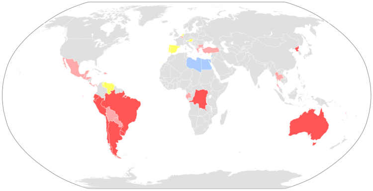 Países em vermelho escuro tem voto obrigatório. Em vermelho claro, obrigatório, mas sem penalidades para quem não votar. Em azul, países com voto obrigatório apenas para homens e, em amarelo, países que deixaram recentemente de exigir o voto de seus cidadãos. Foto: Wikimedia Commons