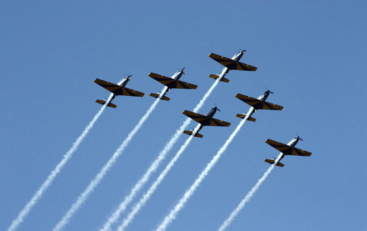 Pirâmide. Acrobacia aérea da Esquadrilha da Fumaça. Imagem:  FAB