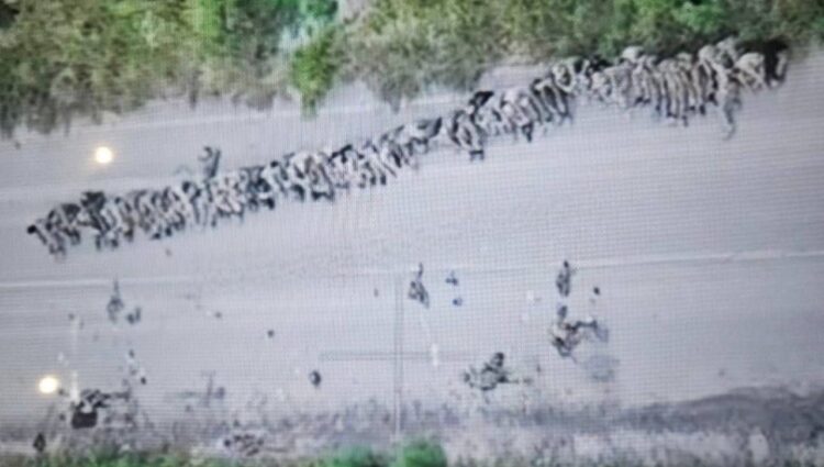 Imagem de drone mostra prisioneiros de guerra russos capturados próximos a cidade de Sudzha. Há aproximadamente 40 homens no total. Foto: Reprodução / X / Twitter