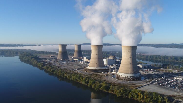 Torres de resfriamento em funcionamento da Unidade 1 da usina de Three Mile Island. Foto: Divulgação