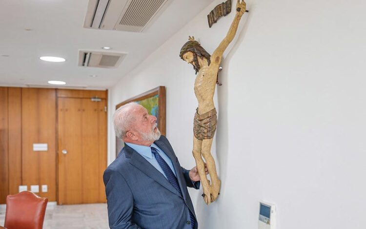 Presidente Lula no Palácio do Planalto olhando para estátua de Jesus Cristo