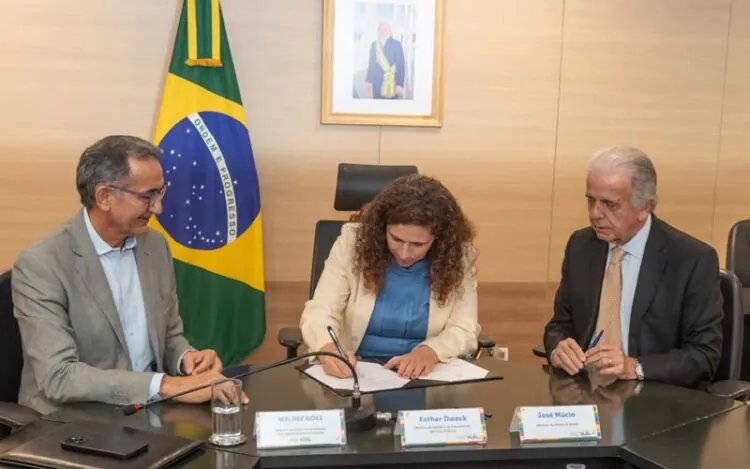 Ministros José Mucio, Waldez Góes e Esther Dweck assinam transferência do PCN da Defesa para o MIDR