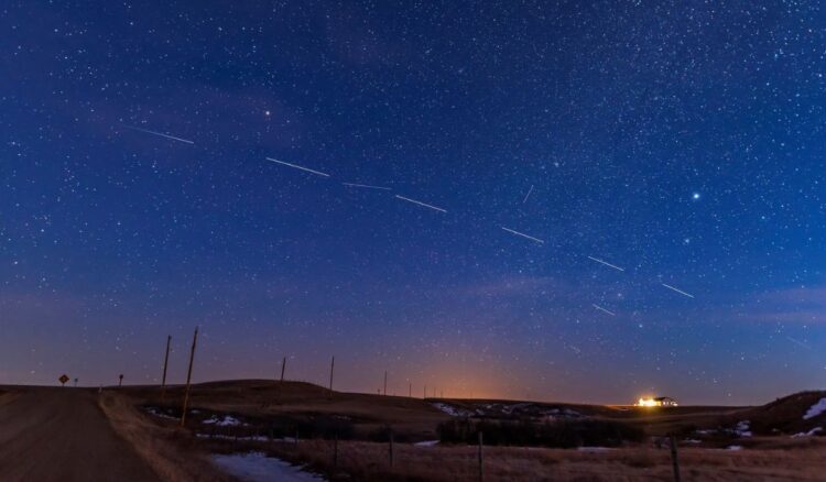 trem da Starlink com os satélites marcando o céu