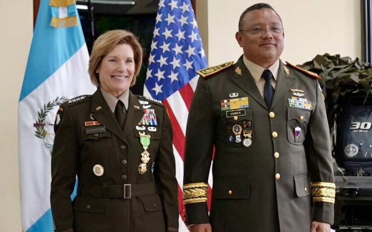 A chefe do Comando Sul dos EUA, general Laura Richardson, e o ministro da Defesa local, Henry Saenz, posam para foto, um ao lado do outro, sorridentes e olhando para frente. Ambos estão com uniforme militar de seus países.