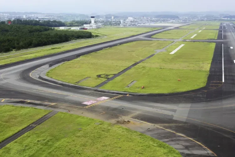 Foto tirada de um helicóptero da Kyodo News mostra parte de uma pista danificada, no Aeroporto de Miyazak. Foto: Reprodução