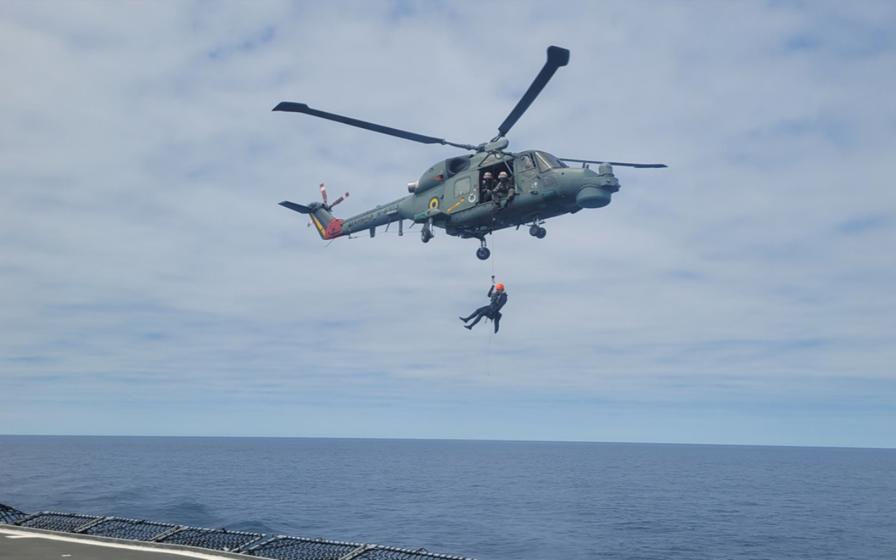 Operação de resgate com excelência: Fragata (F 44) e helicóptero AH-11B da Marinha do Brasil realiza missão a 1200 km da Costa Brasileira para salvar tripulante do navio Atlantic Zonda 