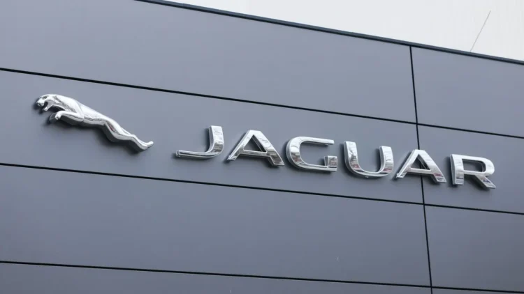 Jaguar em transformação: novo design e comerciao polêmico dividem o público global.