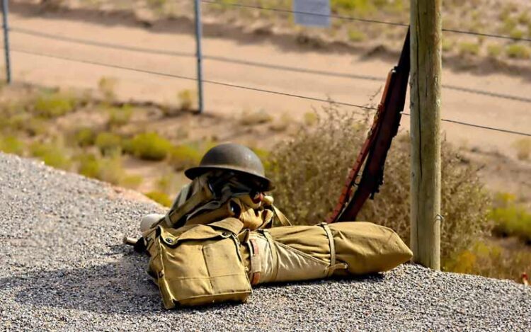 Mochila e arma de um soldado