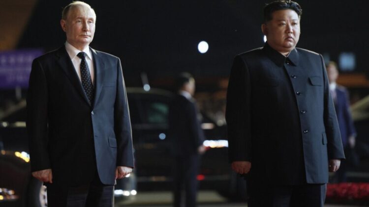 Vladimir Putin e Kim Jong-un posam para foto no aeroporto de Sunan. Foto: Divulgação