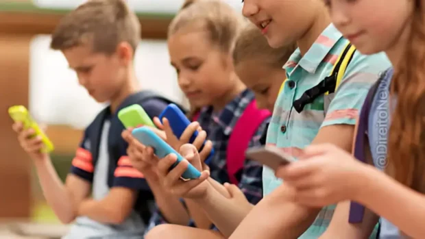 Segurança e Socialização nas escolas: Comissão da Câmara dos Deputados aprovam o projeto que proíbe uso de celular nas escolas públicas e privadas