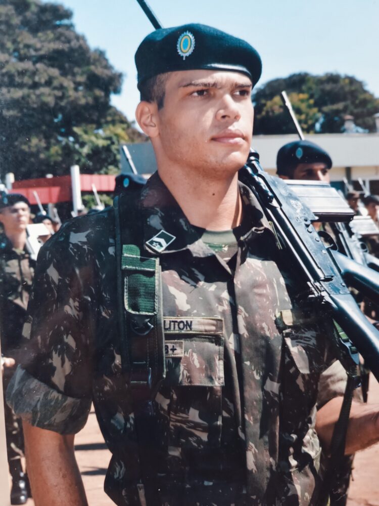 Jeliton Araújo marcha pelo Exército Brasileiro; a realização de um sonho seguindo carreira militar no Brasil.