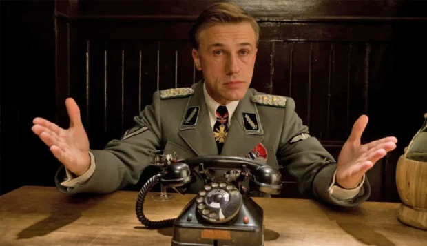 Christoph Waltz em uma de suas mais brilhantes atuações, senão uma de suas mais brilhantes, em Bastardos Inglórios.