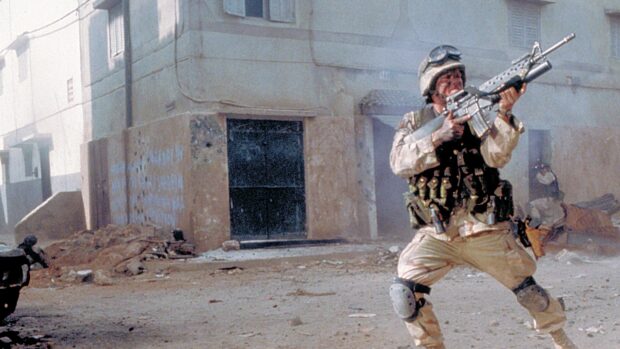 Cena mostra soldado no filme Falcão Negro Em Perigo (Black Hawk Dawn) em meio aos combates em Mogadishu.