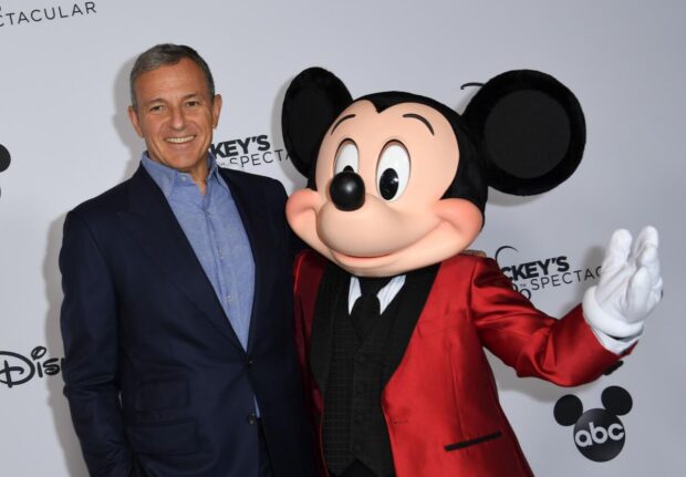 CEO da Disney Bob Iger ao lado do icônico Mickey Mouse: fim da agenda 